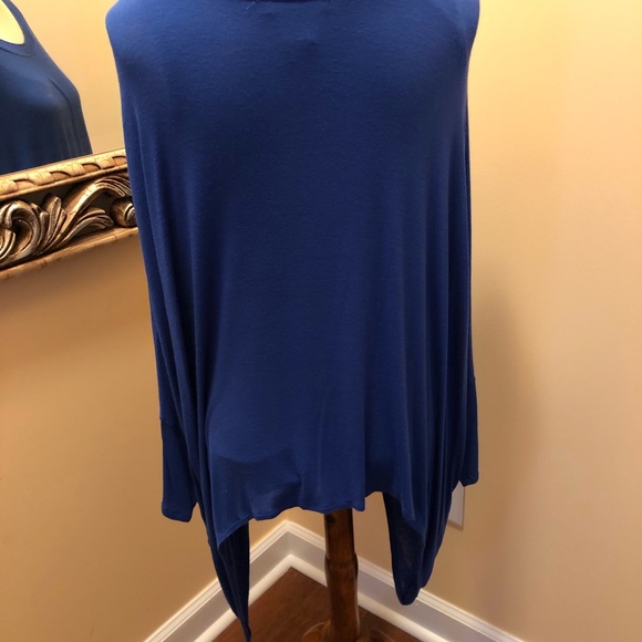 Closet blowout Women’s blue oversized tunic top with shell. - Picture 3 of 4
